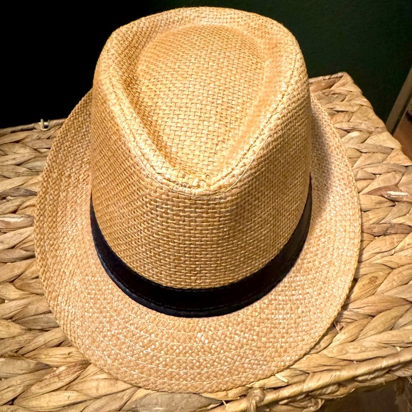 STRAW FEDORA HAT - NEVER WORN - Picture 2 of 4